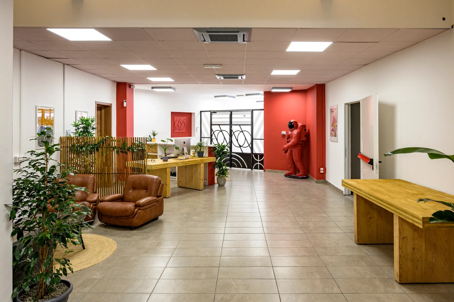 Interno del coworking Fabbriche Binarie a Modena, hub di innovazione di Junto